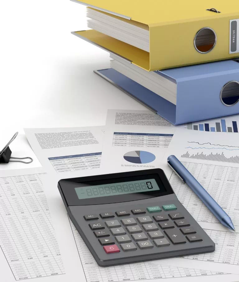 dokumenty i kalkulator leżący na stole